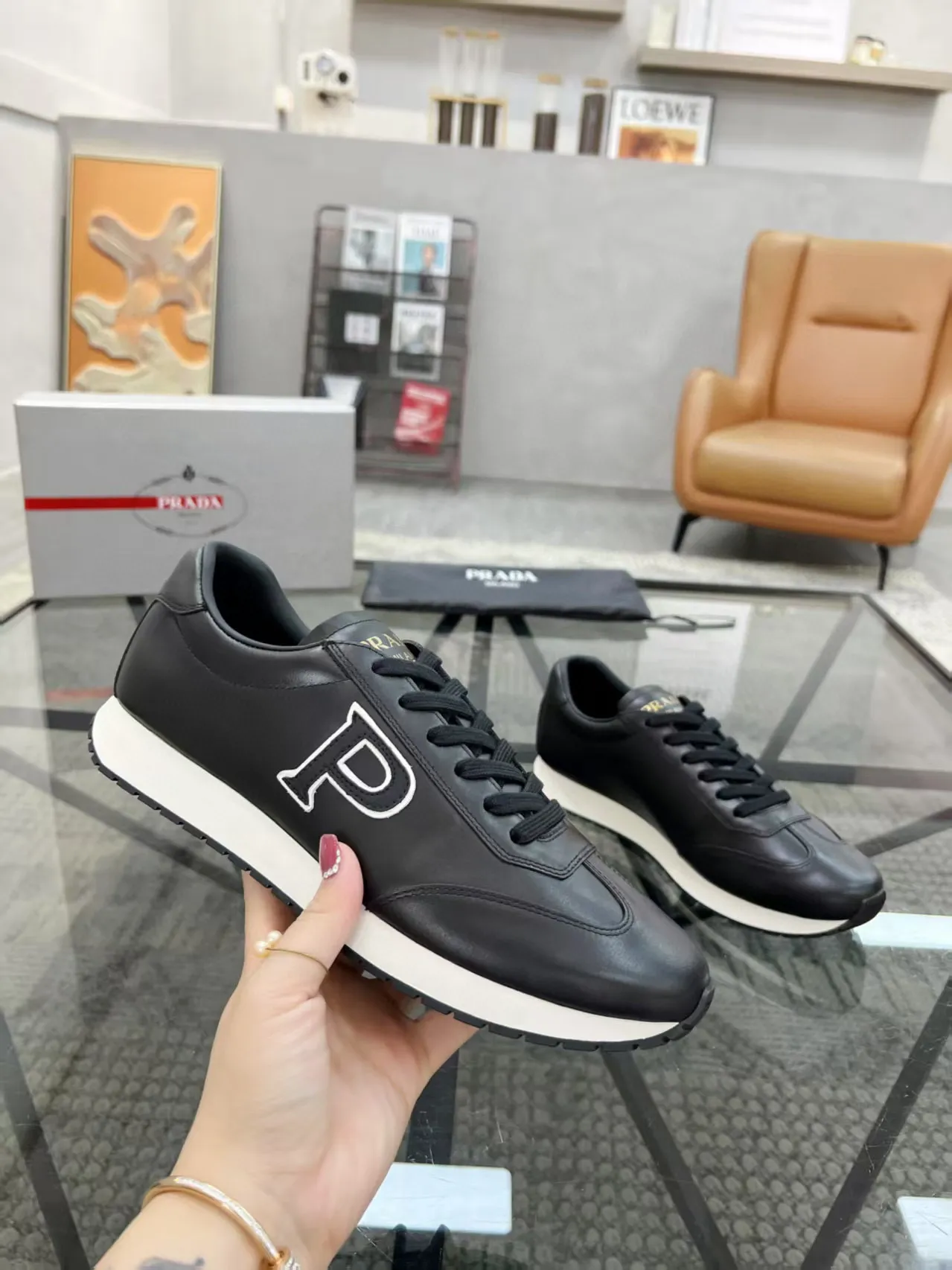 Factory price: 400💰Prada new men's leather sports shoes, the highest version on the market, any comparison is welcome🆚! The original leather has excellent texture and is super high-end! Fetal sheep net lining imported from Italy, removable pad! Luxurious materials and fine workmanship, highly recommended! Code number: 38-44, customized 45